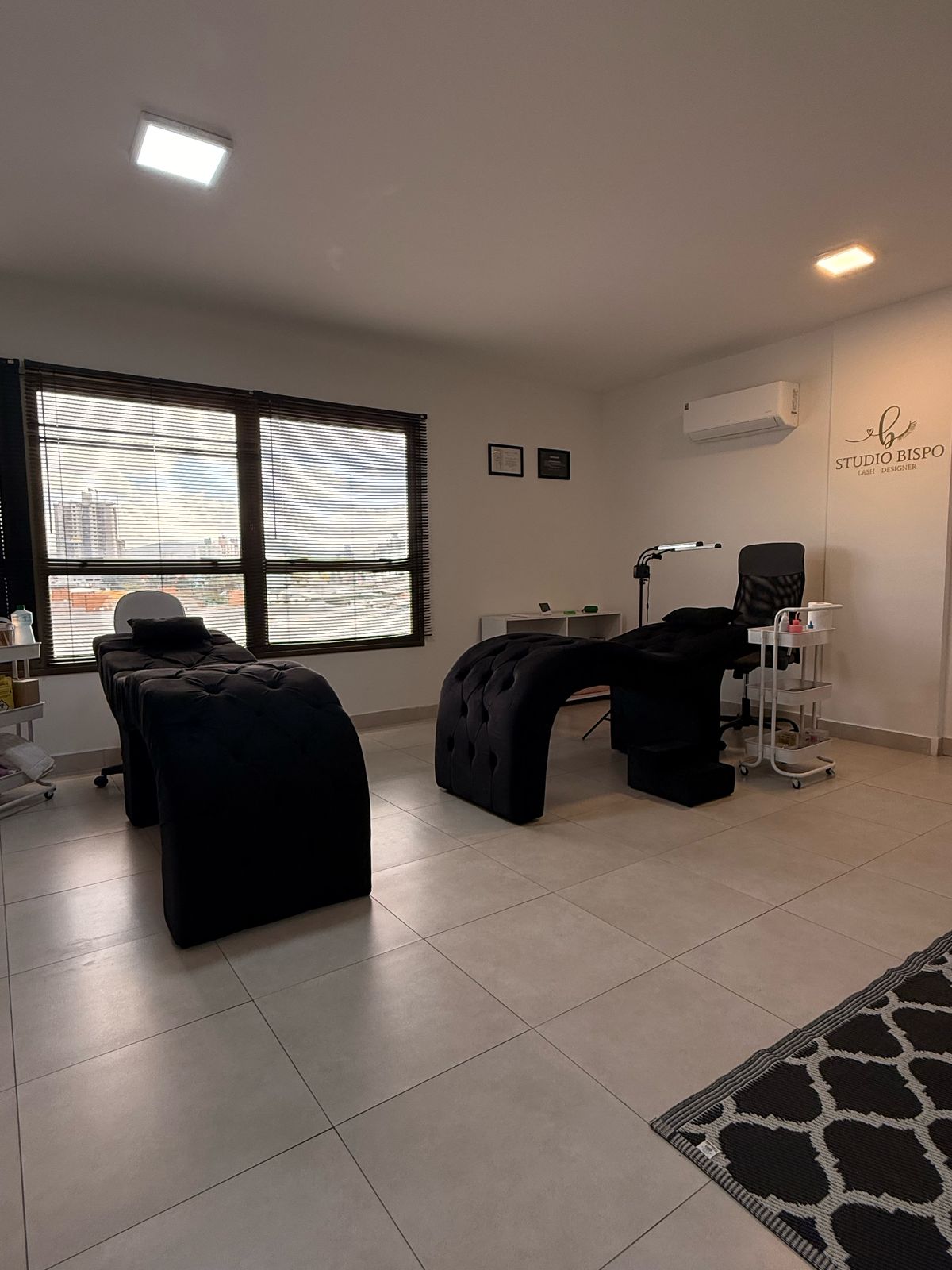 Sala de procedimentos com maca confortável para aplicação de cílios